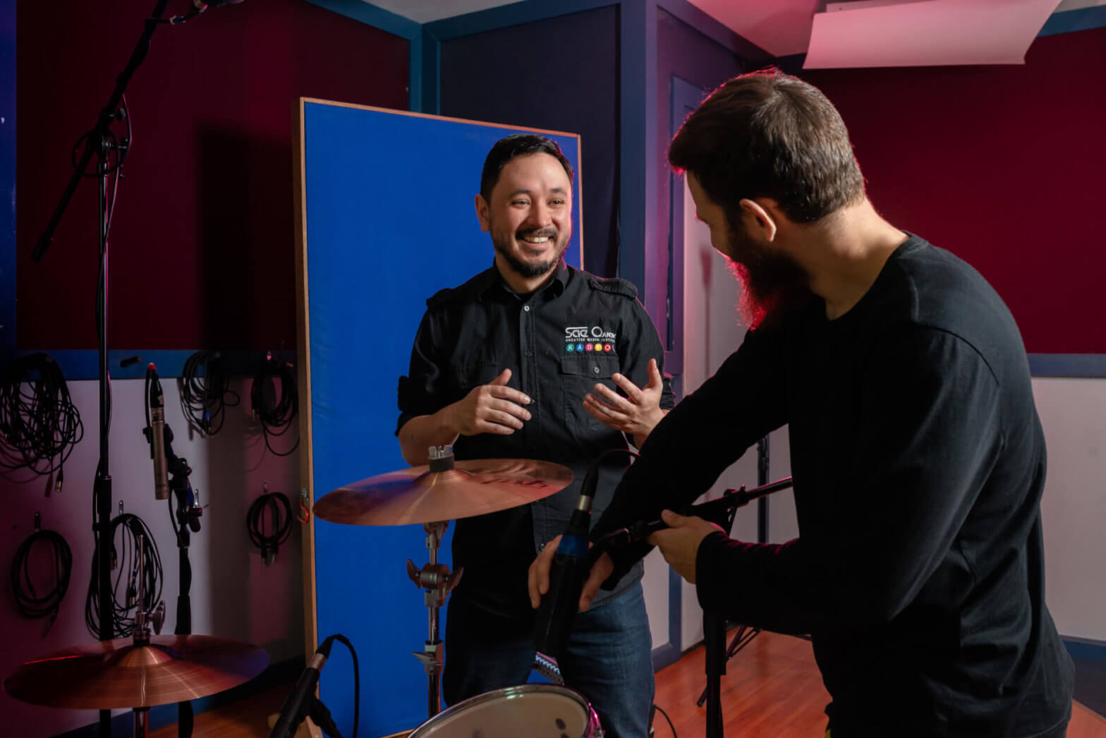 SAE_AUS_Image_ADL_Audio_Students_and_Lecturer_In_Studio SAE Adelaide