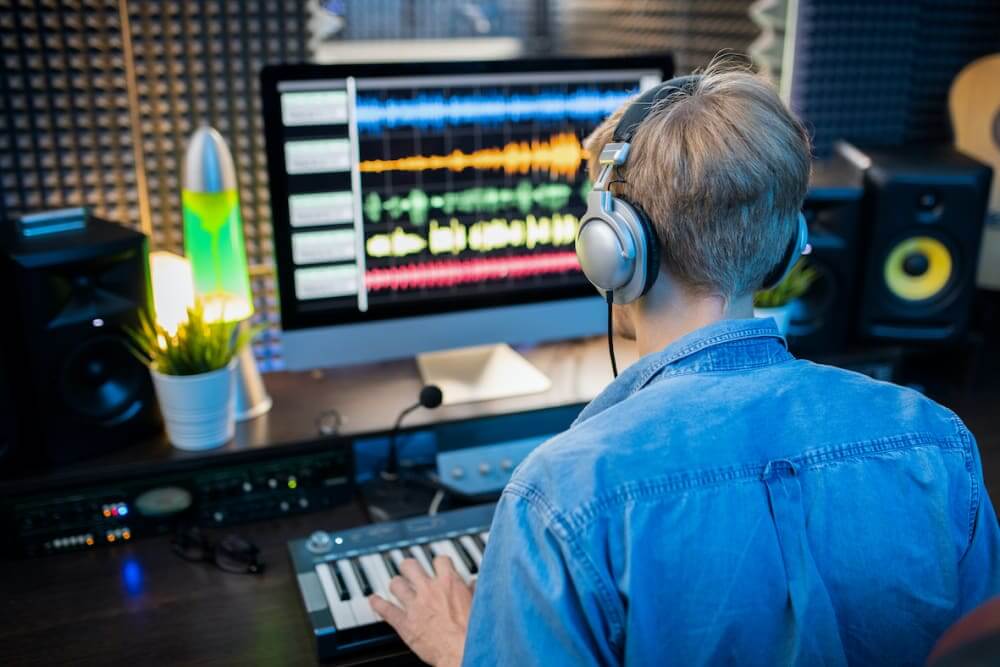 SAE_AUS_Image_Audio_Student_on_computer Student on computer