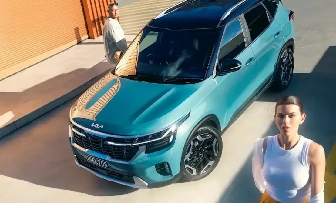 man and woman with Kia seltos card